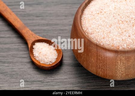 Feines Himalaya-Salz in Schüssel und Löffel - Rosa Kristalle Stockfoto