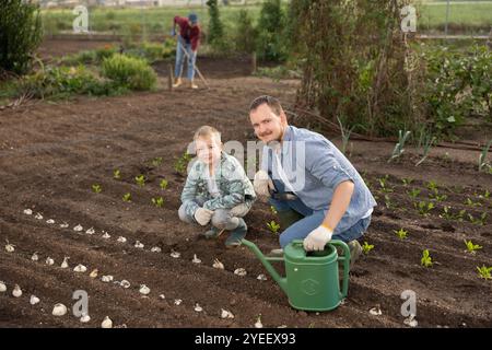 Mann und sein Sohn Pflanzen Samen auf einer Farm Stockfoto