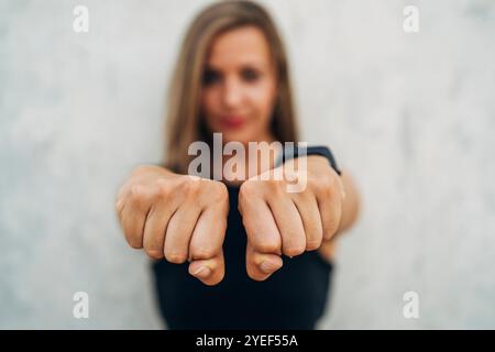 Eine junge Frau, die im Schattenboxen trainiert Stockfoto