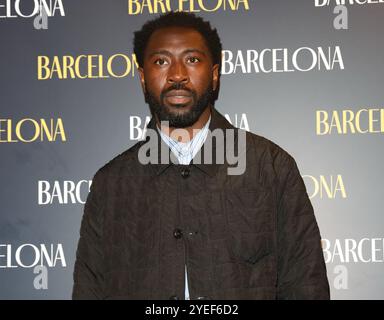 Aaron Shosanya nimmt an der Galaabende der Eröffnung von „Barcelona“ im Duke of York's Theatre in London mit Lily Collins und Alvaro Morte Teil. Quelle: John Davies/Alamy Live News Stockfoto