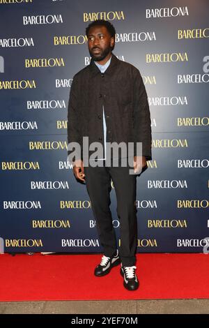 Aaron Shosanya nimmt an der Galaabende der Eröffnung von „Barcelona“ im Duke of York's Theatre in London mit Lily Collins und Alvaro Morte Teil. Quelle: John Davies/Alamy Live News Stockfoto