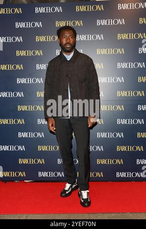 Aaron Shosanya nimmt an der Galaabende der Eröffnung von „Barcelona“ im Duke of York's Theatre in London mit Lily Collins und Alvaro Morte Teil. Quelle: John Davies/Alamy Live News Stockfoto