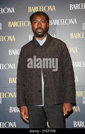 Aaron Shosanya nimmt an der Galaabende der Eröffnung von „Barcelona“ im Duke of York's Theatre in London mit Lily Collins und Alvaro Morte Teil. Quelle: John Davies/Alamy Live News Stockfoto