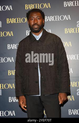 Aaron Shosanya nimmt an der Galaabende der Eröffnung von „Barcelona“ im Duke of York's Theatre in London mit Lily Collins und Alvaro Morte Teil. Quelle: John Davies/Alamy Live News Stockfoto