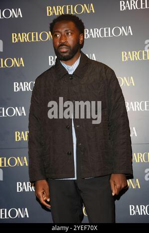 Aaron Shosanya nimmt an der Galaabende der Eröffnung von „Barcelona“ im Duke of York's Theatre in London mit Lily Collins und Alvaro Morte Teil. Quelle: John Davies/Alamy Live News Stockfoto