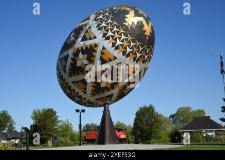 Die größte Touristenattraktion Vegrevilles, eine Statue eines ukranischen ostereiers (Pysanka), die als die größte der Welt gilt, ist in Vegreville, Albert, zu sehen Stockfoto