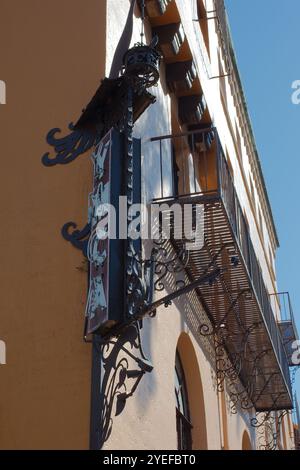 Altes YMCA-Gebäude in der Innenstadt von St. Petersburg Florida Backsteingebäude und Baum. Sonne am frühen Morgen. Nur Zur Redaktionellen Verwendung Am 29. Oktober 2024, St. Petersburg Fl Stockfoto