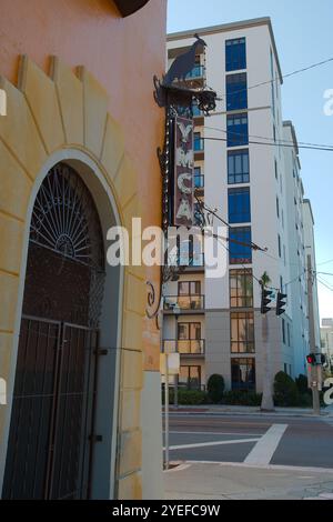 Altes YMCA-Gebäude in der Innenstadt von St. Petersburg Florida Backsteingebäude und Baum. Sonne am frühen Morgen. Nur Zur Redaktionellen Verwendung Am 29. Oktober 2024, St. Petersburg Fl Stockfoto