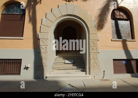 Altes YMCA-Gebäude in der Innenstadt von St. Petersburg Florida Backsteingebäude und Baum. Sonne am frühen Morgen. Nur Zur Redaktionellen Verwendung Am 29. Oktober 2024, St. Petersburg Fl Stockfoto