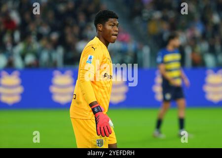 Zion Suzuki von Parma Calcio 1913 während des Spiels der Serie A zwischen Juventus FC und Parma Calcio 1913 am 30. Oktober 2024 im Allianz-Stadion in Turin I Stockfoto