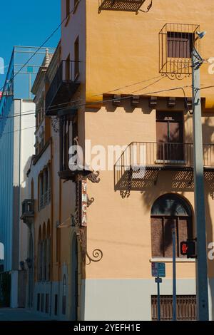 Altes YMCA-Gebäude in der Innenstadt von St. Petersburg Florida Backsteingebäude und Baum. Sonne am frühen Morgen. Nur Zur Redaktionellen Verwendung Am 29. Oktober 2024, St. Petersburg Fl Stockfoto