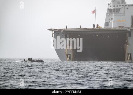 Ein Amphibien-Kampffahrzeug des US-Marine Corps, das dem 3rd Assault Amphibian Battalion, 1st Marine Division, zugewiesen ist, nähert sich dem Brunnendeck des Amphibien-Transportdocks der San Antonio-Klasse USS Somerset (LPD 25) während des Quarterly Underway Amphibious Readiness Training vor der Küste Südkaliforniens am 26. Oktober 2024. QUART ist eine gemeinsame Trainingseinheit der I Marine Expeditionary Force und der Expeditionary Strike Group 3, die dazu dient, grundlegende amphibische Fähigkeiten für effektive Operationen in maritimer Umgebung zu entwickeln und aufrechtzuerhalten und gleichzeitig die Partnerschaft zwischen Marine und Marine zu stärken. Somerset Stockfoto