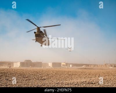 Ein CH-47 Chinook und UH-60 Black Hawk der US Army, die dem 3. Bataillon der 10. Kampfflugbrigade zugeteilt sind, verlassen eine Landezone, nachdem sie Bodentruppen in Nordostsyrien transportierten, am 29. Oktober 2024. Groß angelegte, multifunktionale Übungen wie diese verbessern die Bereitschaft der Partner Forces, eine Vielzahl von Taktiken und Fähigkeiten einzusetzen, um ISIS zu jeder Zeit, an jedem Ort und in der Region zu besiegen. (MERV). (Foto der US-Armee von Kapitän Daniel Andrews) Stockfoto