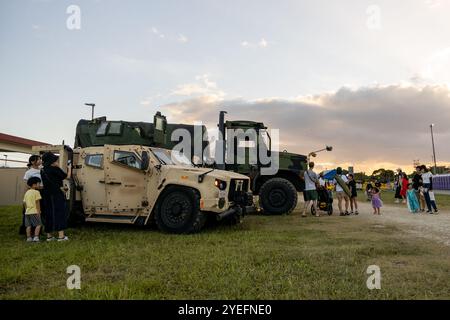 Besucher des Festivals sehen eine Auswahl taktischer Fahrzeuge, die während des Camp Courtney Festivals in Camp Courtney, Okinawa, Japan, am 27. Oktober 2024 ausgestellt werden. Marine Corps Community Services Okinawa veranstaltete diese Open-Gate-Veranstaltung, um die Einwohner und die Mitglieder des Status of Forces Agreement zusammenzubringen. Das Festival bot Live-Unterhaltung, Food Trucks, Klettern, Ziplining und andere Aktivitäten. (Foto des U.S. Marine Corps von Staff Sgt. Maximiliano Rosas) Stockfoto