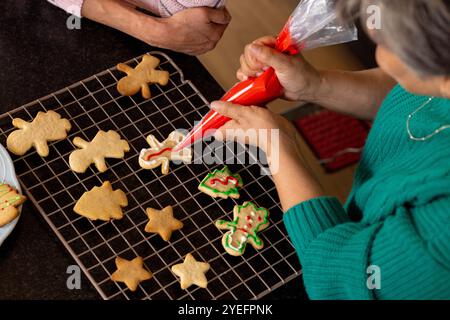 weihnachtskekse zusammen dekorieren, Seniorinnen, zu Hause Stockfoto