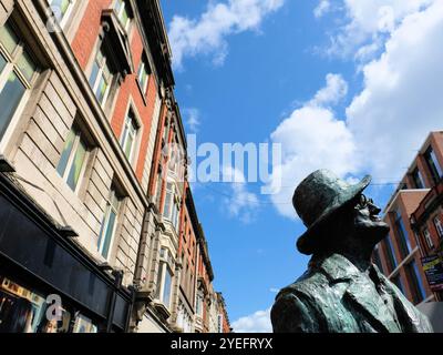 Detail der Messingstatue des Schriftstellers James Joyce, die von Marjorie Fitzgibbon geschaffen wurde, in der North Earl Street in der Nähe der O'Connell Street in Dublin, Irland. Stockfoto