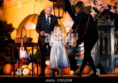 Washington, Usa. 30. Oktober 2024. Präsident Joe Biden vergibt Süßigkeiten an Trick-or-Treaters auf dem South Lawn des Weißen Hauses in Washington, DC am Mittwoch, den 30. Oktober 2024. Foto: Bonnie Cash/UPI Credit: UPI/Alamy Live News Stockfoto