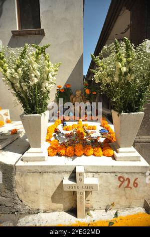 Ein mit Cempacuchil-Blumen geschmücktes Grab befindet sich auf dem Gemeindefriedhof von San Juan del Rio vor der Dia de Muertos. Nach den mexikanischen Traditionen der Dia de Muertos besuchen die Menschen wie jedes Jahr die Gräber ihrer verstorbenen Verwandten, um mit ihnen den Tag der Toten zu feiern. Am 30. Oktober 2024 in San Juan del Rio, Mexiko. (Foto: Fernando Camacho/Eyepix Group/SIPA USA) Credit: SIPA USA/Alamy Live News Stockfoto