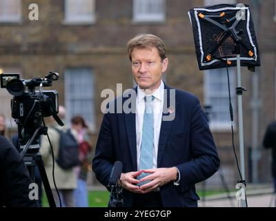 Richard Tice, stellvertretender Vorsitzender der Reform UK Party und Parlamentsabgeordneter für Boston & Skegness, wird nach dem Herbstbudget auf College Green interviewt. Stockfoto