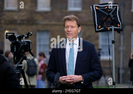 Richard Tice, stellvertretender Vorsitzender der Reform UK Party und Parlamentsabgeordneter für Boston & Skegness, wird nach dem Herbstbudget auf College Green interviewt. Stockfoto