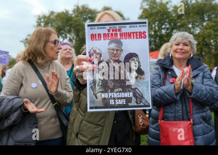 WASPI-Frauen protestieren auf dem Parlamentsplatz am Budgettag und fordern eine gerechte Entschädigung für Frauen aus den 1950er Jahren, die von Veränderungen des Rentenalters betroffen sind. Stockfoto