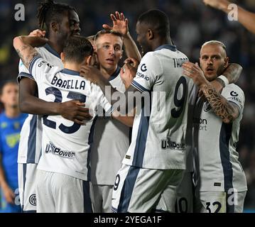 Empoli, Italien. 30. Oktober 2024. Inter Mailand's Davide Frattesi (C) feiert sein erstes Tor mit seinen Teamkollegen während eines Fußballspiels der Serie A zwischen Empoli und Inter Mailand in Empoli, Italien, am 30. Oktober 2024. Quelle: Alberto Lingria/Xinhua/Alamy Live News Stockfoto