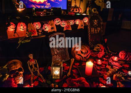 Nijmegen, Niederlande. 30. Oktober 2024. Ein Wohnzimmer ist dekoriert und bereit für Halloween. Als die Halloween-Nacht näher rückt, besuchten die Menschen eine Farm in der Nähe der Stadt Nijmegen, um Kürbisse zum Schnitzen zu kaufen. Nach Angaben der Landwirte waren aufgrund des kalten und nassen Wetters 30 Prozent weniger Kürbisse als üblich geerntet. Quelle: SOPA Images Limited/Alamy Live News Stockfoto