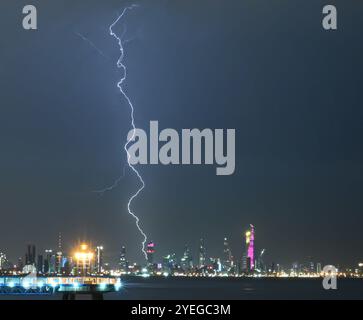 Kuwait Stadt. 30. Oktober 2024. Dieses Foto, das am 30. Oktober 2024 aufgenommen wurde, zeigt einen Blitz über der Skyline von Kuwait City, Kuwait. Quelle: Asad/Xinhua/Alamy Live News Stockfoto