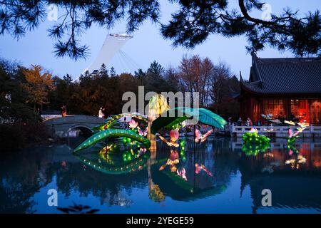 Montreal, Quebec, Kanada. 30. Oktober 2024. Die Gärten des Lichts im Montreal Botanical Garden haben begonnen. Der Gardens of Light Pathway, der zu einer saisonalen Tradition geworden ist, bietet einen spektakulären, immersiven Spaziergang durch beleuchtete First Nations, chinesische und japanische Gärten. (Kreditbild: © Serkan Senturk/ZUMA Press Wire) NUR REDAKTIONELLE VERWENDUNG! Nicht für kommerzielle ZWECKE! Stockfoto