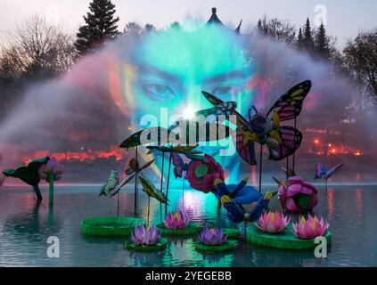 Montreal, Quebec, Kanada. 30. Oktober 2024. Die Gärten des Lichts im Montreal Botanical Garden haben begonnen. Der Gardens of Light Pathway, der zu einer saisonalen Tradition geworden ist, bietet einen spektakulären, immersiven Spaziergang durch beleuchtete First Nations, chinesische und japanische Gärten. (Kreditbild: © Serkan Senturk/ZUMA Press Wire) NUR REDAKTIONELLE VERWENDUNG! Nicht für kommerzielle ZWECKE! Stockfoto