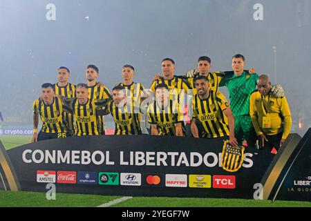 Montevideo, Uruguay. 30. Oktober 2024. Die Spieler von Penarol posieren für das Fototeam vor dem Halbfinalspiel des Fußballspiels zwischen Uruguay PE-arol und Brasiliens Botafogo der Copa CONMEBOL Libertadores 2024 im Centenario Stadium in Montevideo, Uruguay am 30. Oktober 2024. Foto: Pool Pelaez Burga/DiaEsportivo/Alamy Live News Credit: DiaEsportivo/Alamy Live News Stockfoto