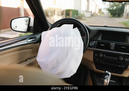 Airbag im Auto geöffnet. Sicherheitsausrüstung für Autos Stockfoto