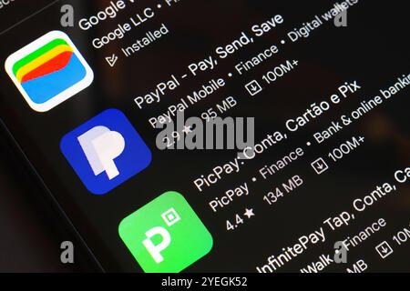 31. Oktober 2024, Brasilien. In dieser Abbildung wird das Logo der PayPal- und PicPay-App auf einem Smartphone-Bildschirm angezeigt Stockfoto