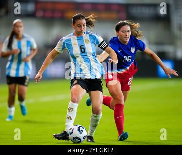 Louisville, Kentucky, USA. 30. Oktober 2024. Die argentinische Abwehrspielerin Aldana Cometti (6) kämpft gegen die US-Stürmerin Emma Sears (26) während eines internationalen Fußballspiels am 30. Oktober 2024 in Louisville, Kentucky. Die Vereinigten Staaten haben mit 3:0 gewonnen. (Kreditbild: © Scott Coleman/ZUMA Press Wire) NUR REDAKTIONELLE VERWENDUNG! Nicht für kommerzielle ZWECKE! Stockfoto