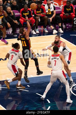 Washington, USA. 30. Oktober 2024. WASHINGTON, DC - OKTOBER 30: Trae Young (11) schießt während eines NBA-Spiels zwischen den Washington Wizards und den Atlanta Hawks am 30. Oktober 2024 in der Capital One Arena in Washington, DC. (Foto: Tony Quinn/SipaUSA) Credit: SIPA USA/Alamy Live News Stockfoto