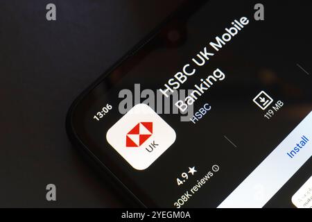 31. Oktober 2024, Brasilien. In dieser Fotoabbildung wird das Logo der HSBC Mobile Banking App auf einem Smartphone-Bildschirm angezeigt Stockfoto