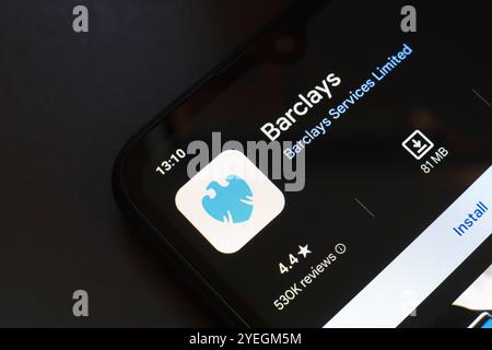 31. Oktober 2024, Brasilien. In dieser Abbildung wird das Logo der Barclays App auf einem Smartphone-Bildschirm angezeigt Stockfoto