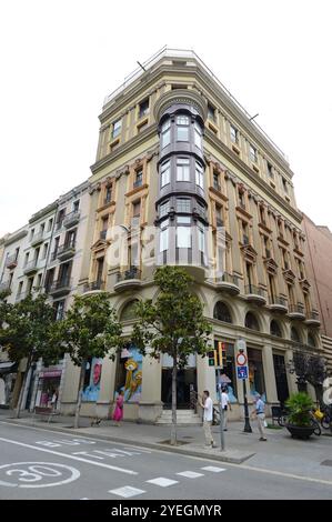 Wunderschöne Gebäude entlang der Carrer Gran de Gràcia in Barcelona, Spanien. Stockfoto