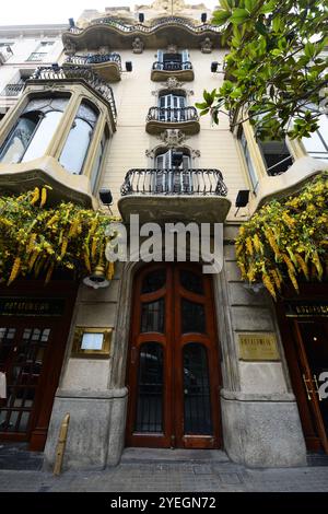 Wunderschöne Gebäude entlang der Carrer Gran de Gràcia in Barcelona, Spanien. Stockfoto