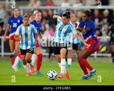 Louisville, Kentucky, USA. 30. Oktober 2024. Der argentinische Mittelfeldspieler Maricel Pereyra (15) kämpft gegen den US-Verteidiger Naomi Girma (4) während eines internationalen Fußballspiels am 30. Oktober 2024 in Louisville, Kentucky. Die Vereinigten Staaten haben mit 3:0 gewonnen. (Kreditbild: © Scott Coleman/ZUMA Press Wire) NUR REDAKTIONELLE VERWENDUNG! Nicht für kommerzielle ZWECKE! Stockfoto