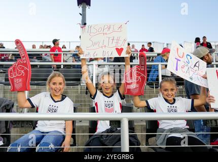 Louisville, Kentucky, USA. 30. Oktober 2024. Fans der United States Women's National Team vor dem Start eines internationalen Fußballspiels gegen Argentinien am 30. Oktober 2024 in Louisville, Kentucky. Die Vereinigten Staaten haben mit 3:0 gewonnen. (Kreditbild: © Scott Coleman/ZUMA Press Wire) NUR REDAKTIONELLE VERWENDUNG! Nicht für kommerzielle ZWECKE! Stockfoto