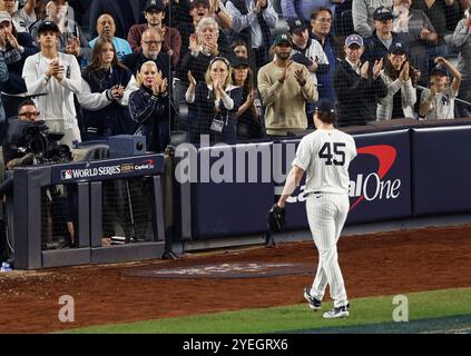 New York, Usa. 30. Oktober 2024. Die Fans der New York Yankees bejubeln den Start des Pitchers Gerrit Cole, als er das Spiel im siebten Inning gegen die Los Angeles Dodgers in der MLB World Series im Yankee Stadium in New York City am Mittwoch, den 30. Oktober 2024 verlässt. Foto: John Angelillo/UPI Credit: UPI/Alamy Live News Stockfoto