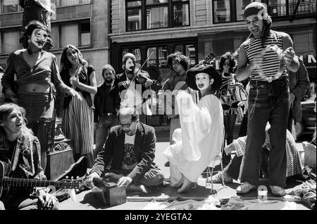 San Francisco, Kalifornien: 1971 Allen Ginsberg, auf dem Boden in der Mitte, mit Mitgliedern des Julian Theater. Sie demonstrierten gegen die Verhaftungen von Mitgliedern der Living Theater Company in Brasilien. Stockfoto