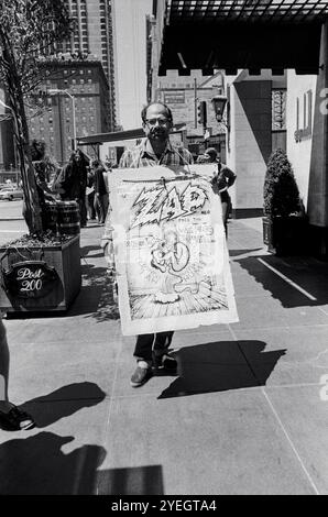 San Francisco, Kalifornien: 1971 Allen Ginsberg trug ein R. Crumb-Poster bei einer Demonstration am Union Square gegen die Verhaftungen von Mitgliedern der Living Theater Company in Brasilien. Stockfoto