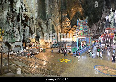 Die Haupttempelhöhle und der Sri Velayuthar Tempel im Batu Caves Complex, Gombak, etwa 13 km nördlich von Malaysias Hauptstadt Kuala Lumpur Stockfoto