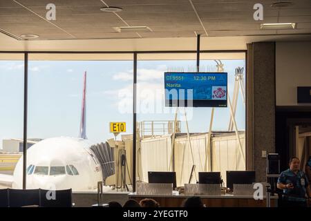 Abflug an einem Flughafenterminal mit Blick auf den Jet und die Abflugzeit auf dem Bildschirm Stockfoto