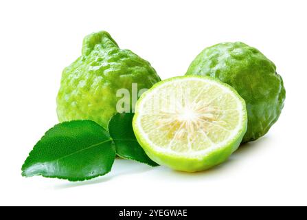 Die Vorderansicht der frischen grünen Bergamotte oder der Kaffir-Limette mit halbem und grünem Blatt im Stapel ist auf weißem Hintergrund mit Schnittpfad isoliert. Stockfoto
