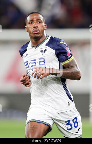 Bergamo, Italien. Oktober 2024. Jackson Tchatchoua aus Hellas Verona wurde während des Spiels der Serie A Enilive zwischen Atalanta und Hellas Verona im Gewiss-Stadion gesehen. Endpunktzahl: Atalanta 6:1 Hellas Verona. (Foto: Grzegorz Wajda/SOPA Images/SIPA USA) Credit: SIPA USA/Alamy Live News Stockfoto