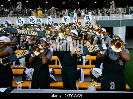 Waco, Texas, USA. Oktober 2024. Die Baylor Bears Band tritt nach dem NCAA Football Spiel zwischen den Oklahoma State Cowboys und Baylor Bears im McLane Stadium in Waco, Texas auf. Matthew Lynch/CSM/Alamy Live News Stockfoto