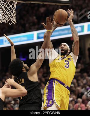 Cleveland, Usa. 30. Oktober 2024. Los Angeles Lakers Anthony Davis (3) schießt in der zweiten Halbzeit in Cleveland, Ohio, am 30. Oktober 2024 über Cleveland Cavaliers Jarrett Allen (31). Foto: Aaron Josefczyk/UPI Credit: UPI/Alamy Live News Stockfoto